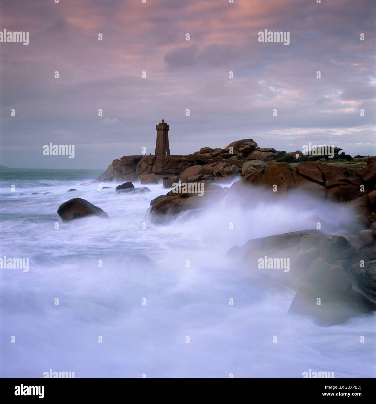 Leuchtturm über stürmischem Meer an der rosafarbenen Granitküste, Ploumanac`h, Bretagne, Frankreich Stockfoto